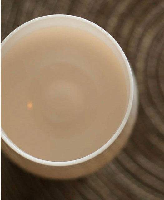 Bicchiere a acqua in vetro di latte