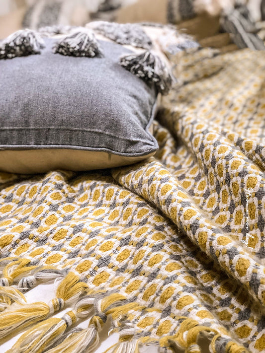 Coperta lavorata a maglia con frange