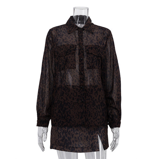Completo due pezzi con gonna stampata leopardata, top a maniche lunghe con revers, vita alta e spacco.