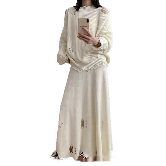 Maglione girocollo bianco in cotone a maniche lunghe e gonna irregolare strappata