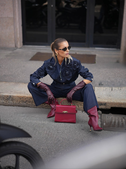 Completo in denim con camicia con decorazioni floreali 3D e jeans a vita alta