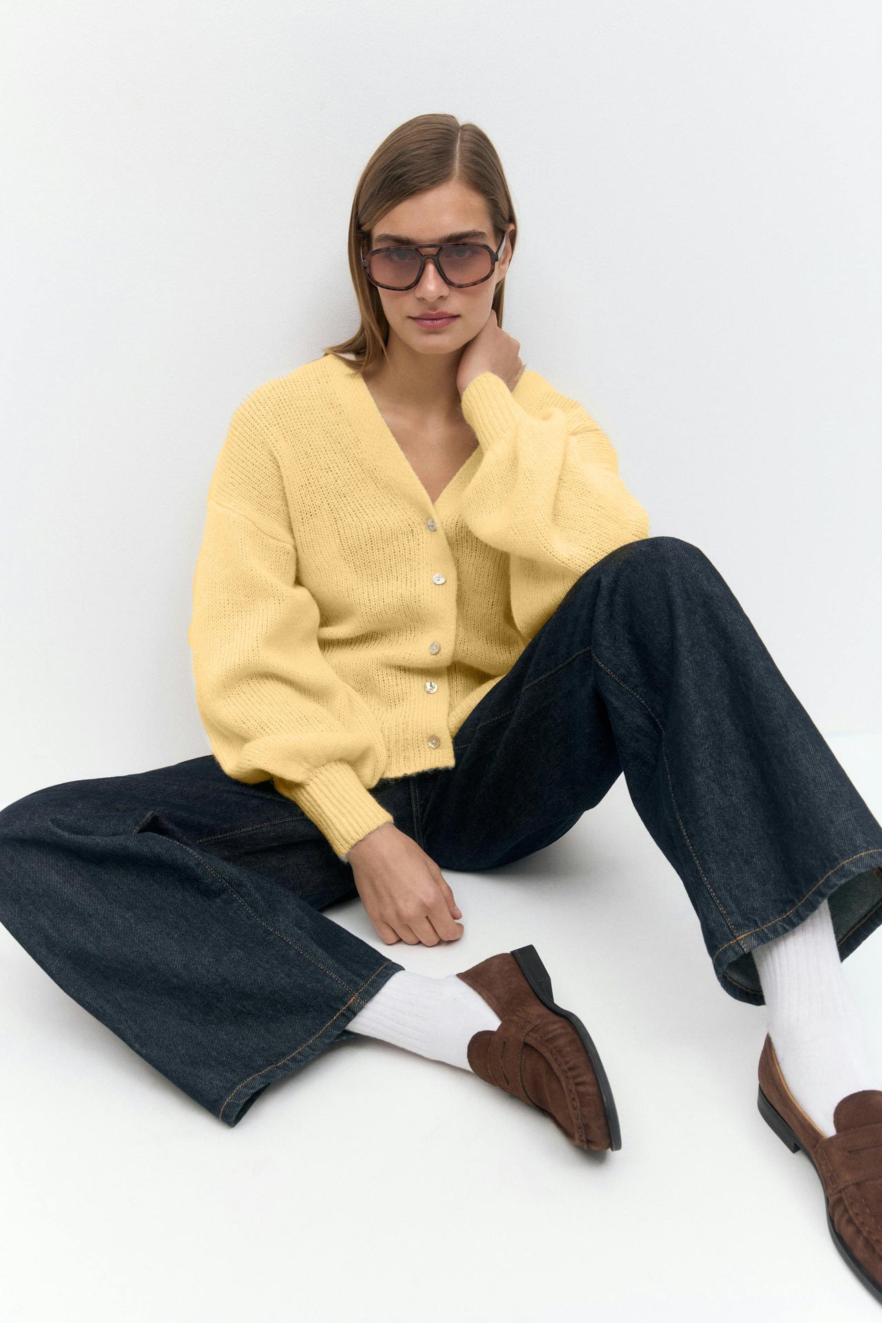 Maglione con maniche a lanterna, elegante e scollo a V in morbido mohair e fibbia a conchiglia