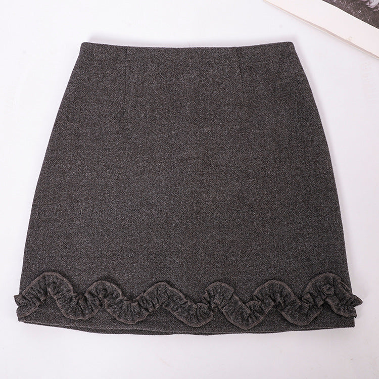 Gonna corta con orlo arricciato in tinta unita