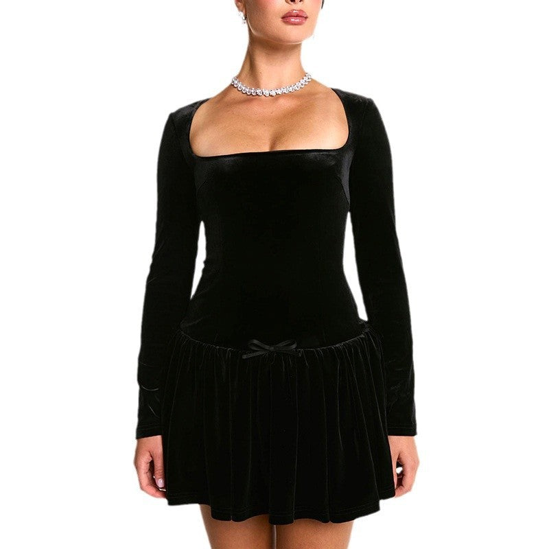 Vestito corto in velluto e scollo quadrato