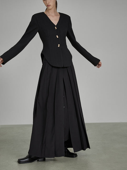 Blazer corto nero con scollo a V e spalline eleganti