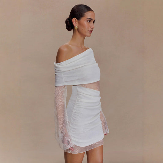 Abito corto bianco con spalla asimmetrica e manica lunga