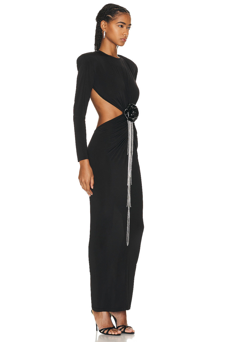 Abito nero con maniche lunghe e nappe decorate a fiori cavi