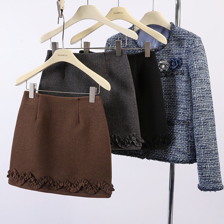 Gonna corta con orlo arricciato in tinta unita