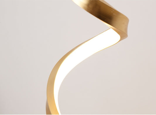“Aurea Curve – Lampada da Tavolo LED in Metallo & Acrilico”