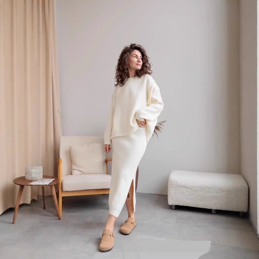 Completo sopragonna in maglia da donna, gonna con spacchi sui fianchi