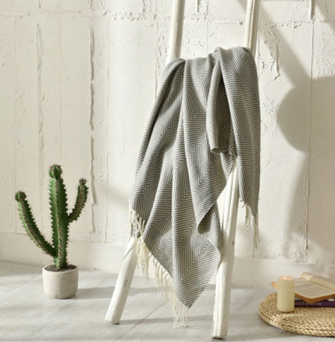 Coperta lavorata a maglia con frange