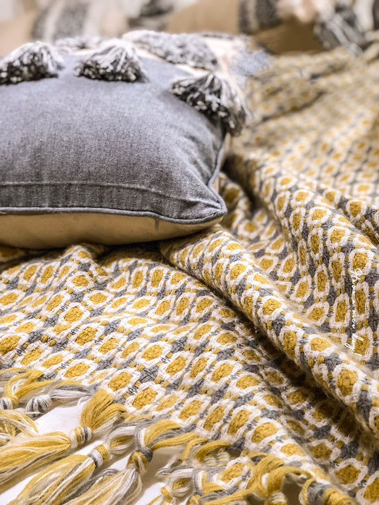 Coperta lavorata a maglia con frange