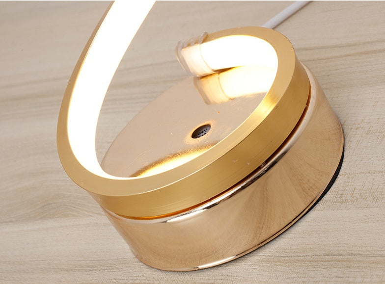 “Aurea Curve – Lampada da Tavolo LED in Metallo & Acrilico”