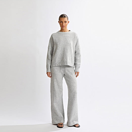 Completo con maglione lavorato a maglia, scollo tondo e schiena scoperta, maniche lunghe e pantaloni