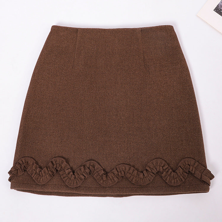 Gonna corta con orlo arricciato in tinta unita