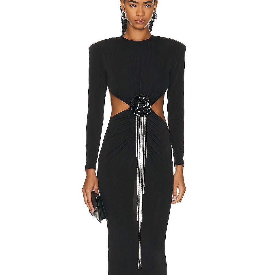 Abito nero con maniche lunghe e nappe decorate a fiori cavi