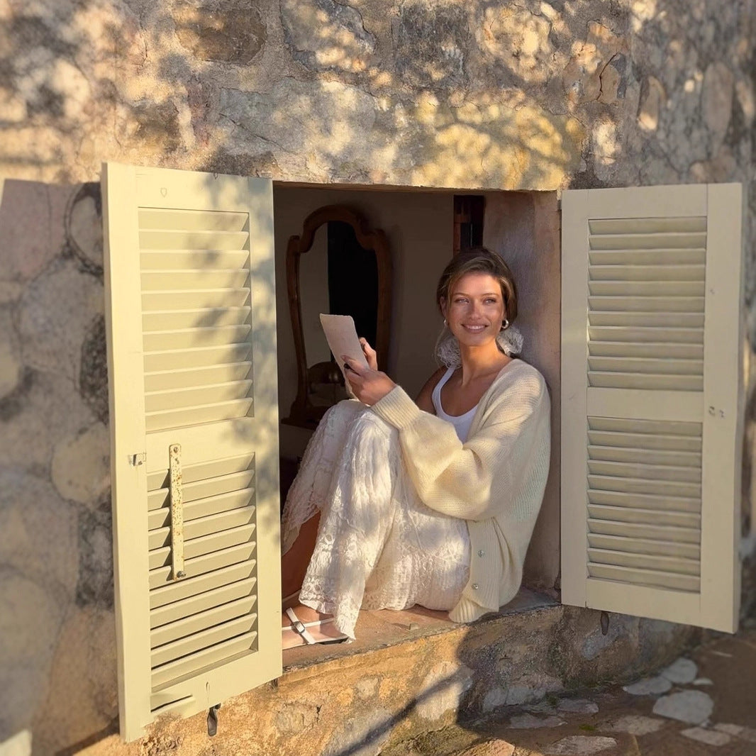 Maglione con maniche a lanterna, elegante e scollo a V in morbido mohair e fibbia a conchiglia