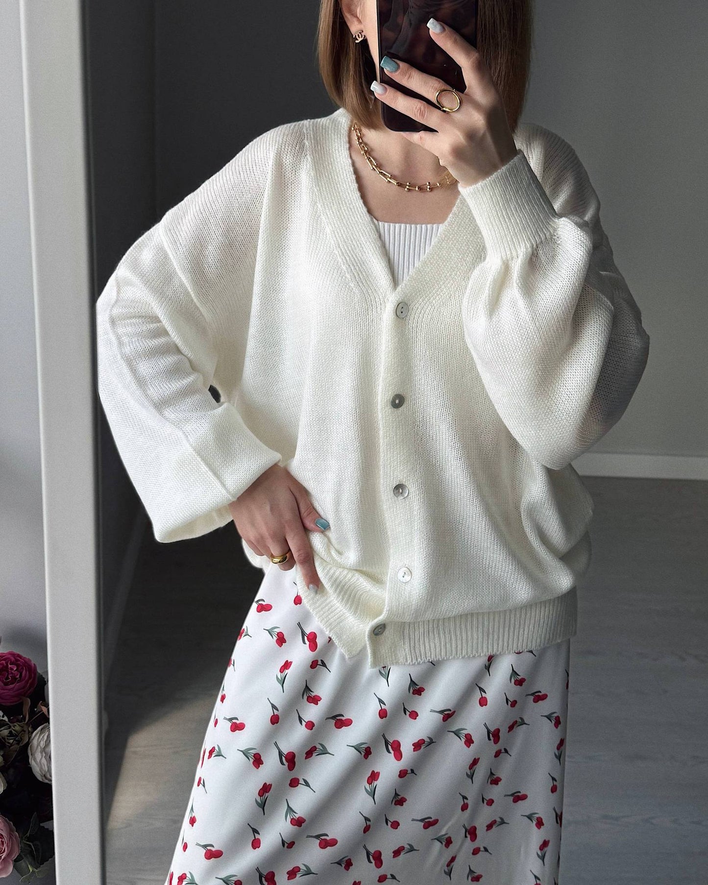 Maglione con maniche a lanterna, elegante e scollo a V in morbido mohair e fibbia a conchiglia