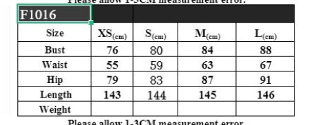 Abito nero con maniche lunghe e nappe decorate a fiori cavi