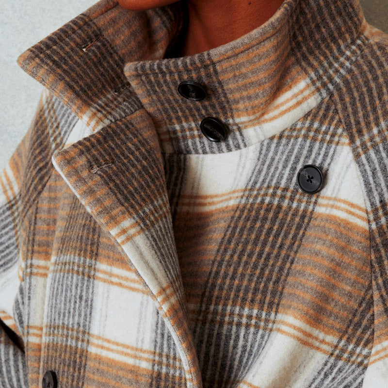 Cappotto con colori a contrasto e annodato in vita