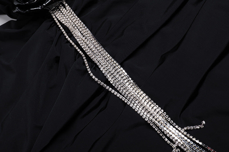 Abito nero con maniche lunghe e nappe decorate a fiori cavi