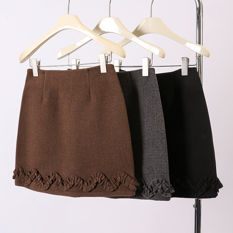 Gonna corta con orlo arricciato in tinta unita