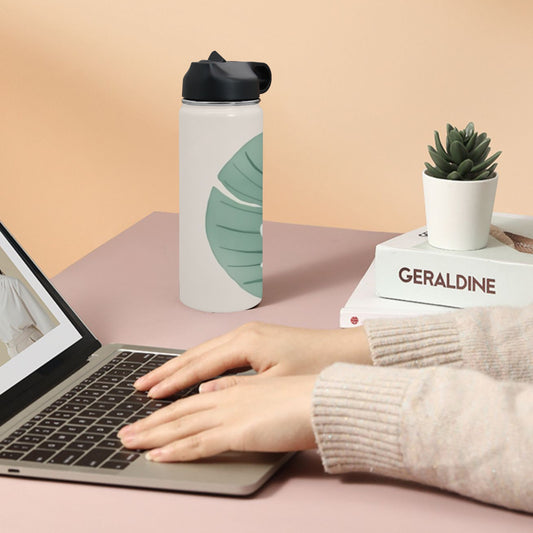 Bottiglia d'acqua con coperchio a cannuccia