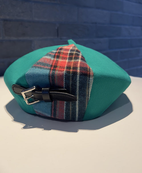 Berretto militare con design in stile britannico