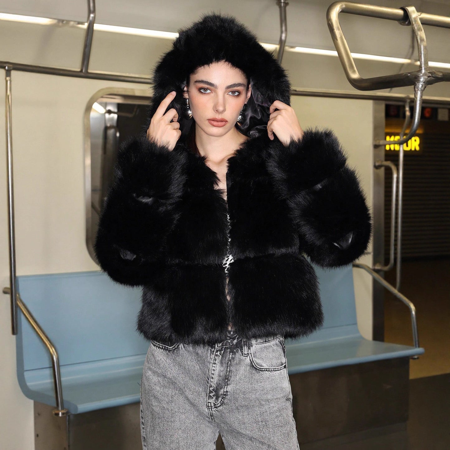 Giacca corta in pelliccia sintetica