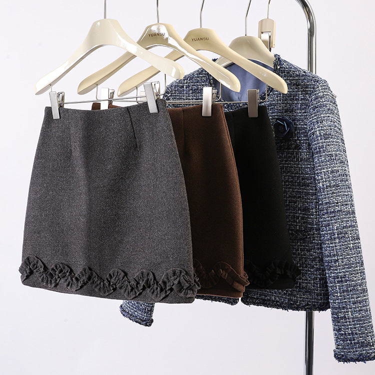 Gonna corta con orlo arricciato in tinta unita