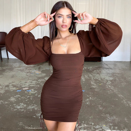 Abito aderente plissettato con nodo traforato e scollo a V profondo