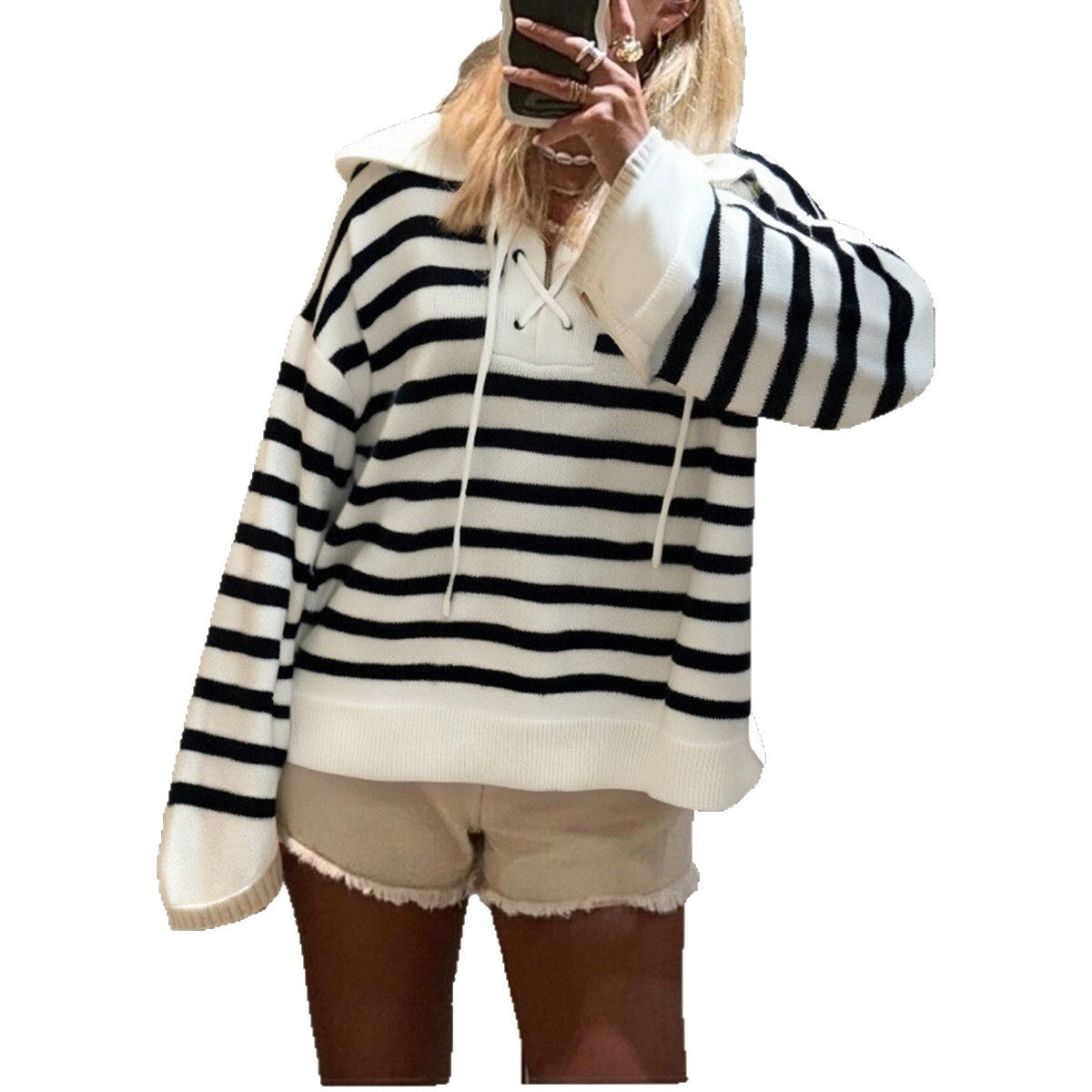 “Onda Bicolore” — Maglione con Cappuccio a Righe, Chic Urbano in Bianco e Nero