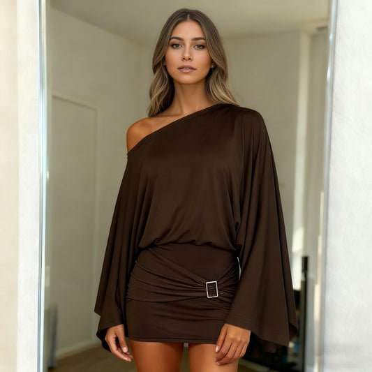 Abito classico con maniche a campana larghe e spalle oblique