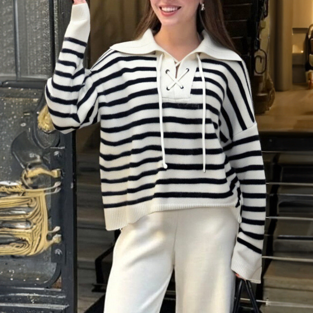 “Onda Bicolore” — Maglione con Cappuccio a Righe, Chic Urbano in Bianco e Nero