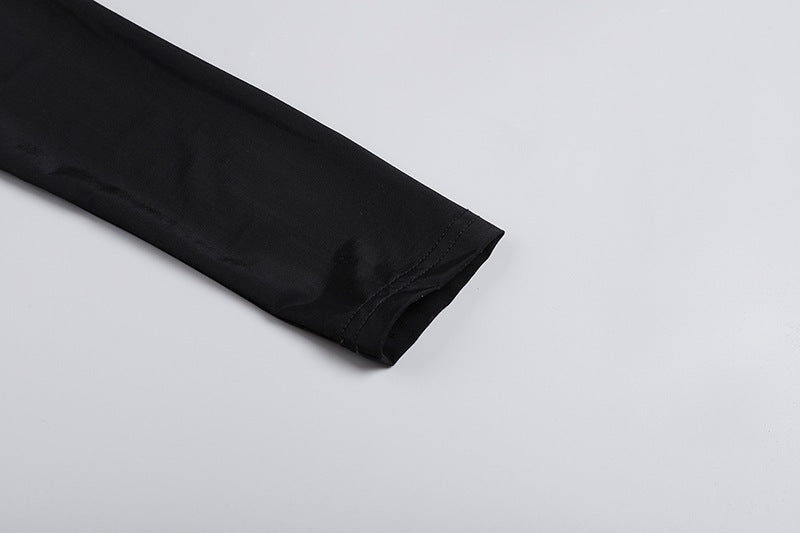 Abito nero con maniche lunghe e nappe decorate a fiori cavi