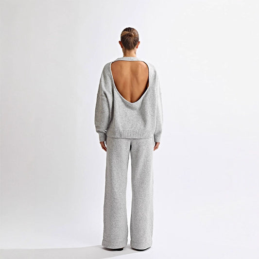 Completo con maglione lavorato a maglia, scollo tondo e schiena scoperta, maniche lunghe e pantaloni