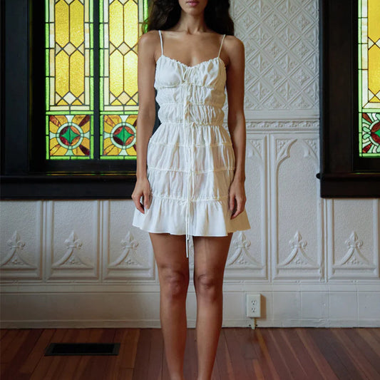 Abito corto bianco senza maniche con fiocchi e dettagli patchwork