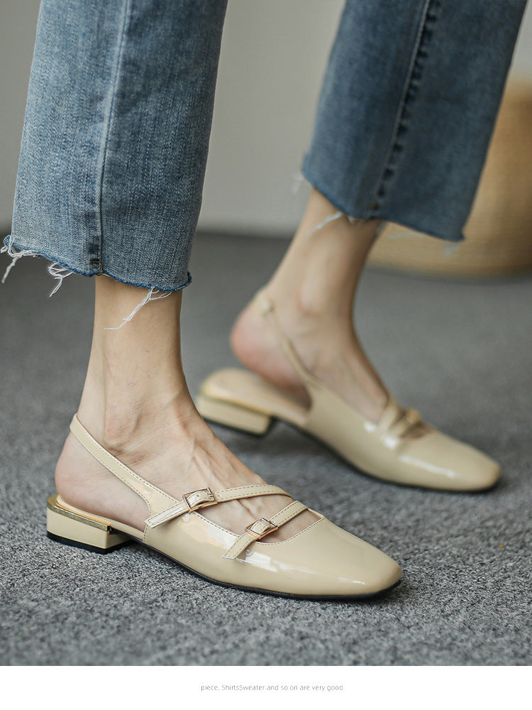 Sandali a punta tonda con fibbia e finitura lucida