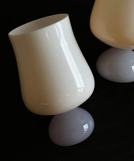 Bicchiere a acqua in vetro di latte