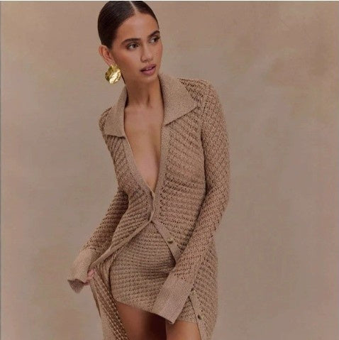 Abito in tinta unita con revers a maniche lunghe metallizzato traforato