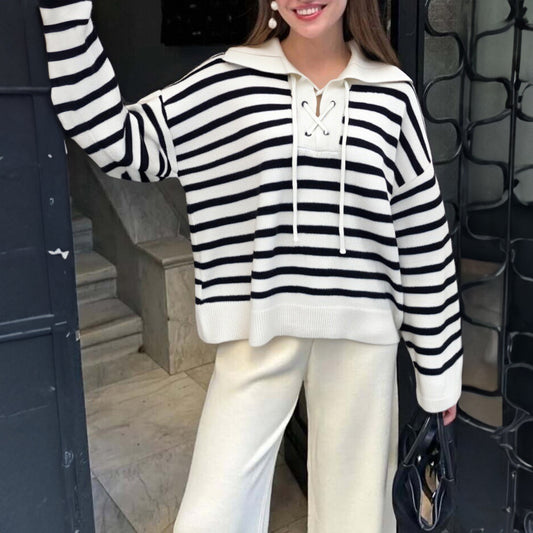 “Onda Bicolore” — Maglione con Cappuccio a Righe, Chic Urbano in Bianco e Nero