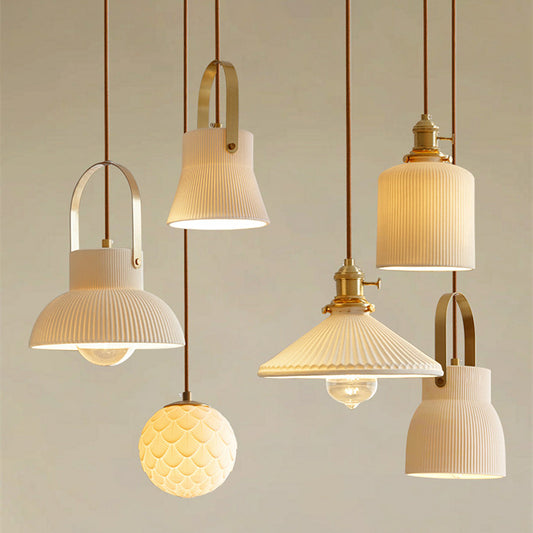 Brass & White Porcelain – Lampadario Sospeso in Ottone e Ceramica