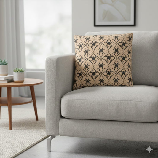 “Geometrie d’Ombra – Cuscino Decorativo Beige & Nero”